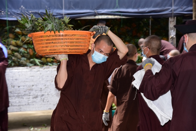 Chùa Hoằng Pháp: Tiếp tục hỗ trợ người dân khó khăn trong đại dịch Covid (đợt 8)